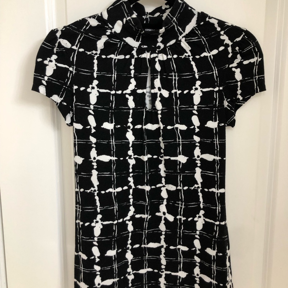 EXPRESS Stretch Mock Neck top. Keyhole detail black and white pattern. Size S